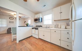 Charming Cottage With Yard Less Than 1 Mi To Lake Erie!